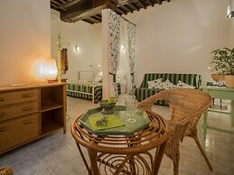 Picabon Quiet Apartment with AC & Balcony