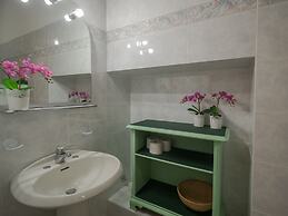 Picabon Quiet Apartment with AC & Balcony