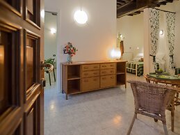 Picabon Quiet Apartment with AC & Balcony