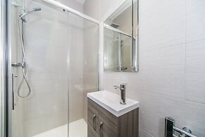 Flat 14 Helena House, 1-bed, Sleeps 3, Parking