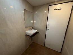 Hotel Hometown - Near BKC