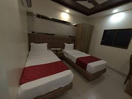 Hotel Hometown - Near BKC