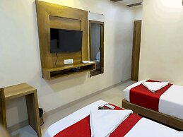 Hotel Hometown - Near BKC