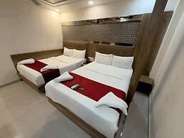 Hotel Hometown - Near BKC