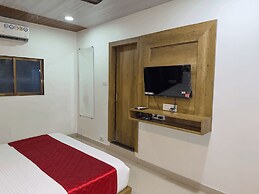 Hotel Hometown - Near BKC
