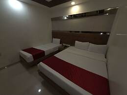 Hotel Hometown - Near BKC