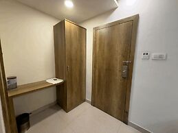 Hotel Hometown - Near BKC