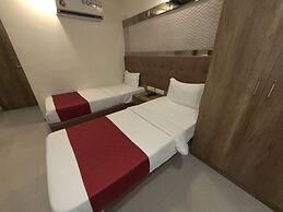Hotel Hometown - Near BKC