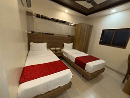 Hotel Hometown - Near BKC