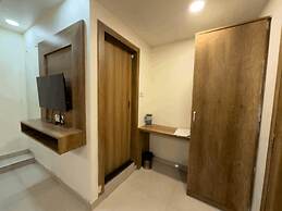 Hotel Hometown - Near BKC