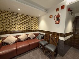 Hotel Hometown - Near BKC