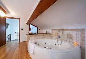 Villa Monte Enrico - With Pool