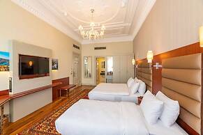 Blue Gilroy Hotel