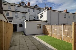 2 Bedrooms Sleeps 6 Near Top Blackpool Attractions