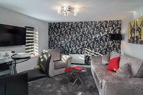 2 Bedrooms Sleeps 6 Near Top Blackpool Attractions