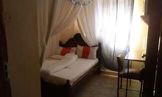 Scarlet Holiday Inn