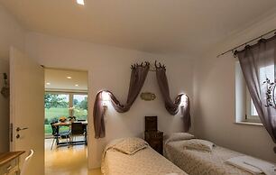 Hillside Villa With Swimming Pool and Jacuzzi - Frasassi Caves