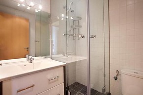 Spacious Apartment for Families Near Park Guell