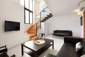 Spacious Apartment for Families Near Park Guell