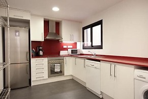 Spacious Apartment for Families Near Park Guell