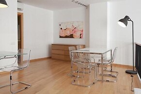 Spacious Apartment for Families Near Park Guell