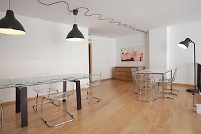 Spacious Apartment for Families Near Park Guell