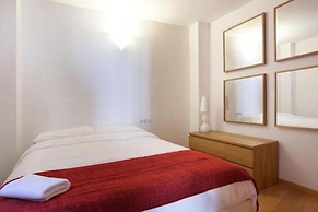 Spacious Apartment for Families Near Park Guell