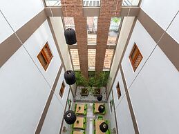J Leaf Hotel