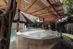 Hotel Ashly Loma Larga