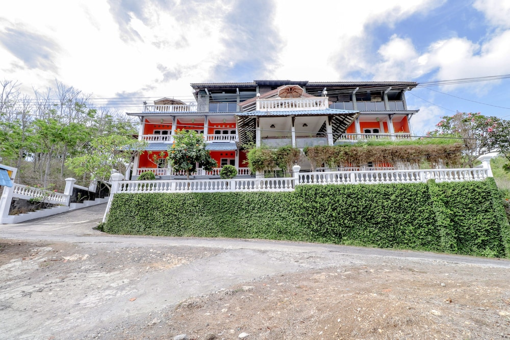 Adinda Beach Hotel and Villa