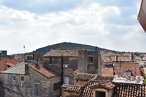 Dante Apartment