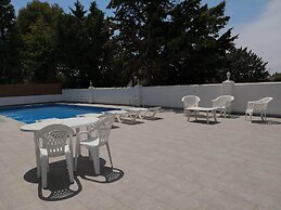 Villa con gran piscina en zona residencial
