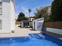 Villa con gran piscina en zona residencial