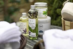 Treetop Spa Hangout & Hotel
