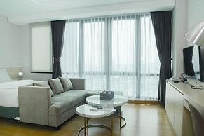Comfortable Studio Room at Capitol Suites Apartment