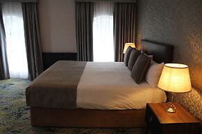 Woodford Dolmen Hotel
