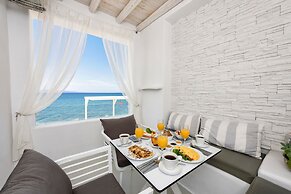 Blue Waves Suites & Apartments To Kyma