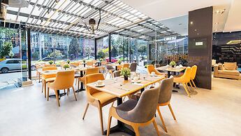 One Sixteen Hotel