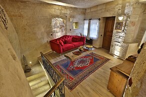 Divan Cave House