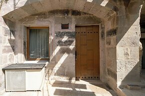 Divan Cave House