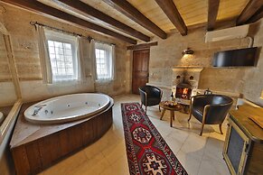 Divan Cave House
