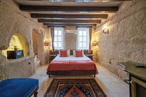 Divan Cave House