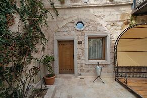 Divan Cave House