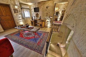 Divan Cave House