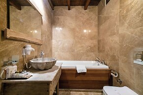 Divan Cave House