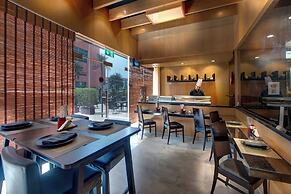 Two Seasons Hotel & Apartments