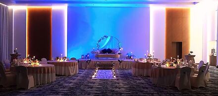 Two Seasons Hotel & Apartments