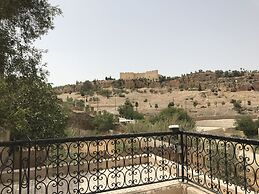 Riad Layalina