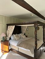 Ravenwood Hall Hotel