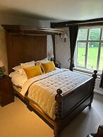 Ravenwood Hall Hotel